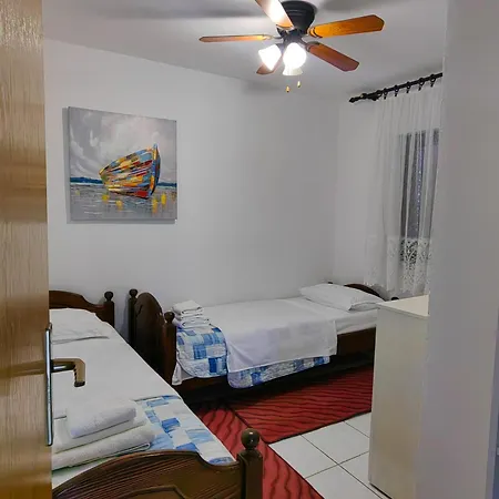 House Tara Nyaraló *